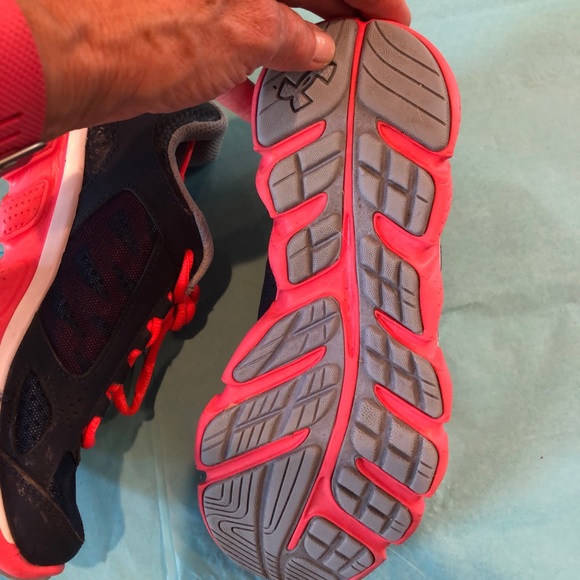 Under Armour shoe Youth 3.5/EU 35.5/ Women 5-5.5 - Picture 5 of 11